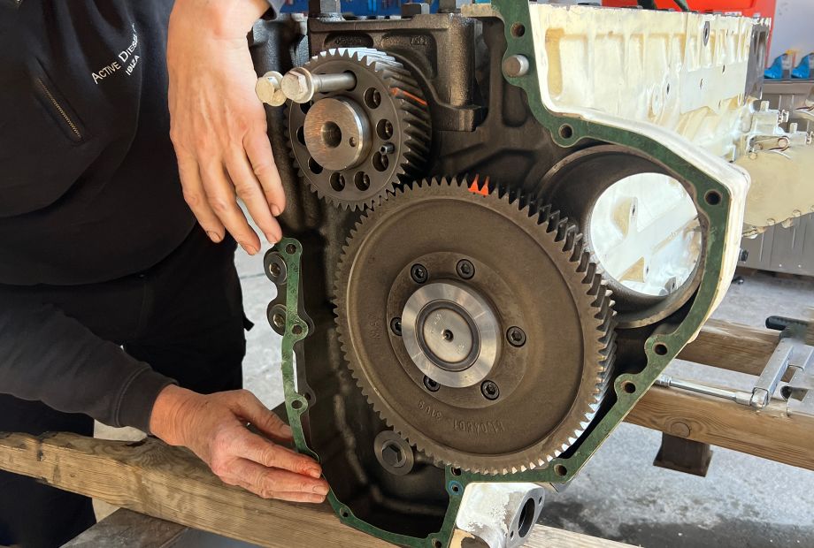 Persona trabajando en un motor abierto