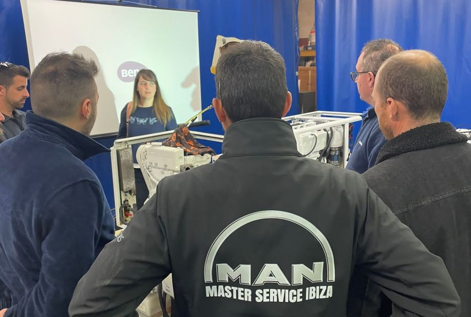 Persona pintando un barco